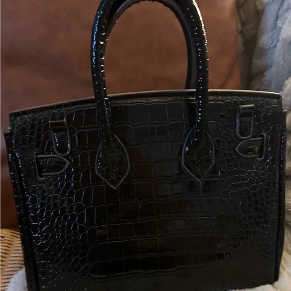 Elegant Black Crocodile-Embossed Handbag - Picture 3 of 7